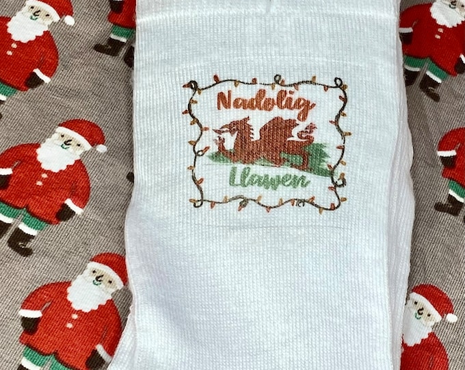 Pâr o sannau Nadolig efo dyluniad fanner Cymru  / Pair of welsh Chrsitmas socks  Size 4-7 (adult)