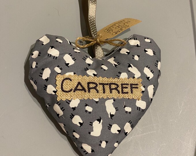 Calon ffabrig b i’w hongian efo’r gair ‘Cartref ’ a arogl lafant ffres