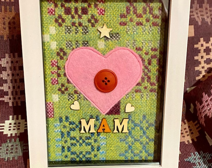 Calon a'r gair 'Mam' ar ffabrig Cymreig  mewn ffram bocs/ Heart & 'Mam" on Welsh blanket fabric  mounted in a 7x5 box frame