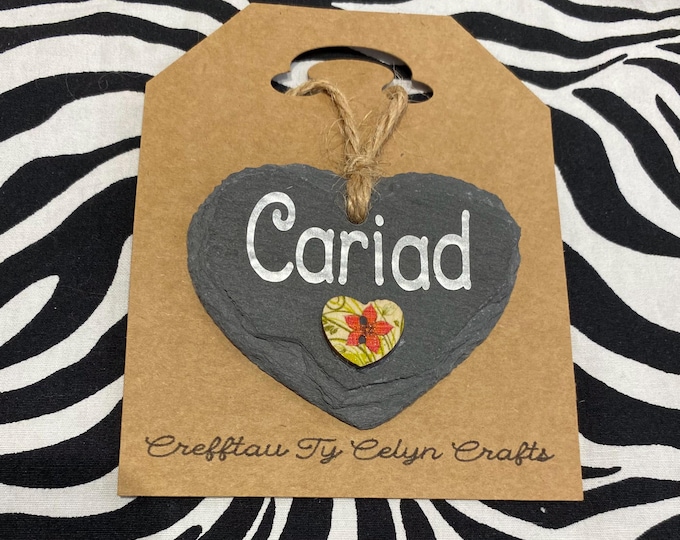 Llechen bach calon ‘Cariad’ / Smallslate heart with the word ‘Love’ or the Welsh ‘Cariad’