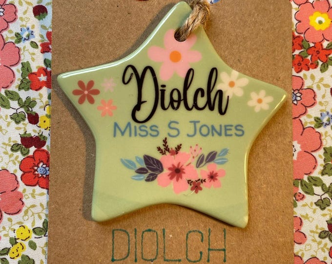 Calon/Cylch'Seren seramig i’w hongian, efo dyluniad ‘Diolch’ neu ‘Diolch athrawes ‘. Welsh thank you ceramic gift.