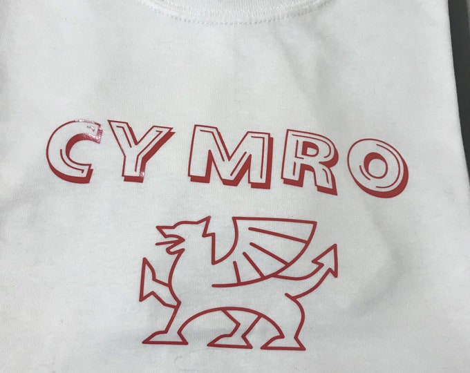 Crys T Cymro 100%. Crys T Cymraeg I oedolion /Cymro (Welsh) T shirt. Gildan heavy cotton