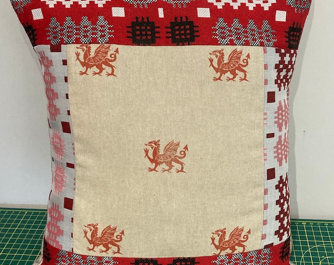 Clustog Cymru brethyn cymreig / Welsh handmade cushion