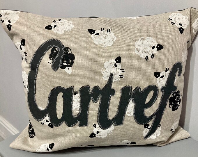 Clustog hirsgwar Cartref defaid / Rectangle sheep cushion with word Cartref