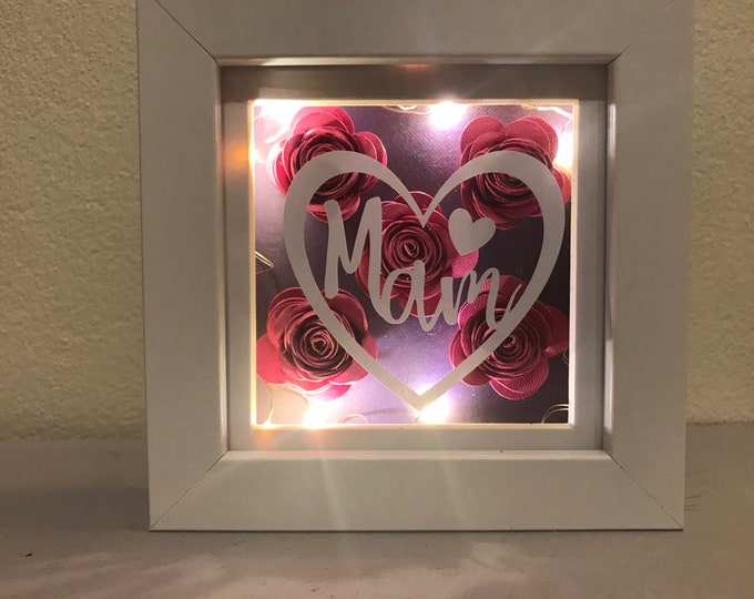 Mam (Mum) / Nain shadow box illuminated frame. Ffram Mam efo rhosod papur a wedi ei oleuo. Anrheg Sul y Mamau / Mother’s Day gift.