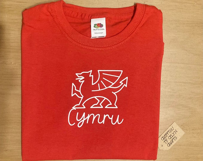 Crys T Cymru a’r ddraig - meintiau plant ac oedolion ar gael. Cymru/Wales T-shirt