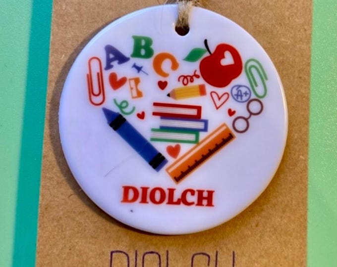 Calon (neu Cylch) seramig i’w hongian, efo dyluniad ‘Diolch’ neu ‘Diolch athrawes ‘. Welsh thank you ceramic gift.