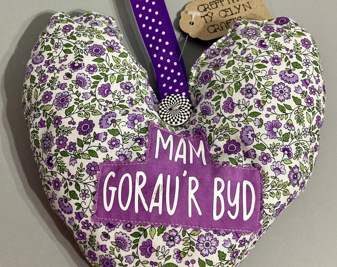 Calon ffabrig i’w hongian efo’r geiriau ‘Mam gorau’r byd’ . Anrheg Sul y Mamau neu Penblwydd Mam