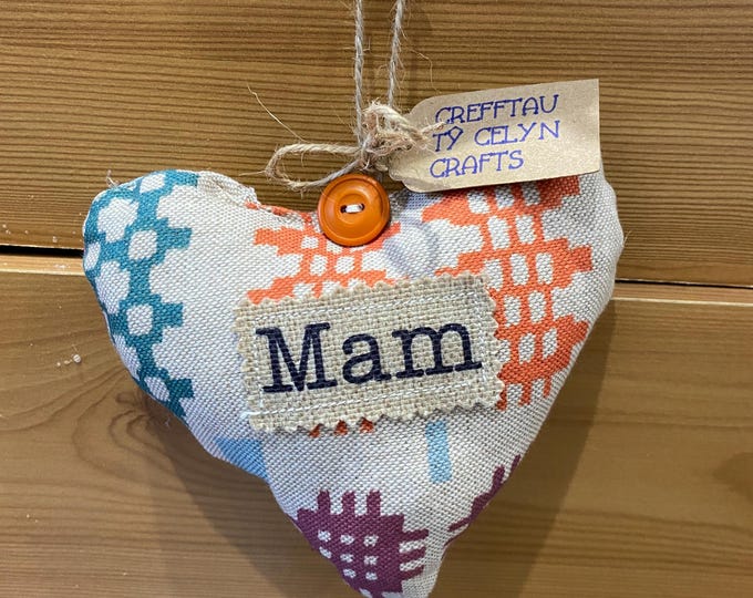 Calon ffabrig Cymreig,  i’w hongian efo’r enw  ‘Mam’. Anrheg Sul y Mamau neu Penblwydd Mam