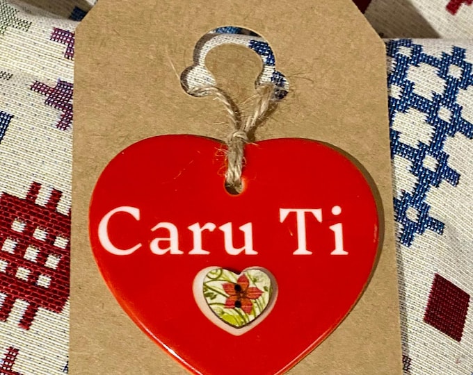Addurn calon seramig i’w hongian ar efo dyluniad ‘Caru Ti’ ceramic hanging heart with the Welsh words ‘Caru Ti’(Love you).