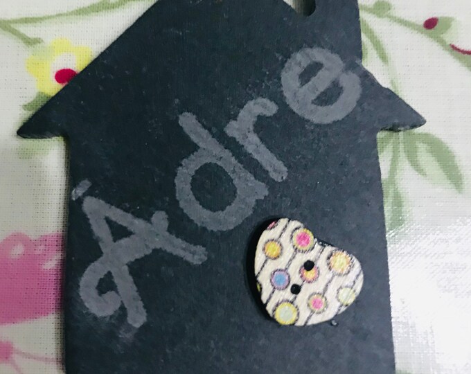 Llechen siapTŷ efo’r gair ADRE neu CARTREF / House shaped slate with the word HOME (available in Welsh or English)