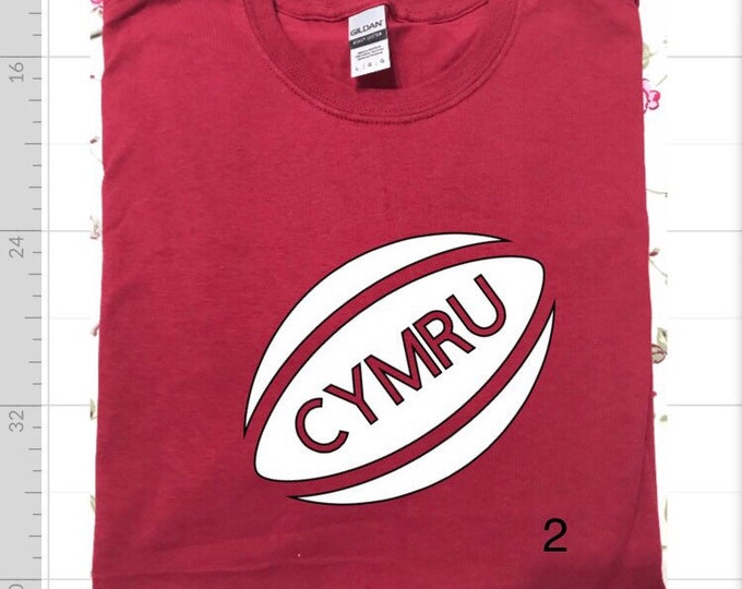 Crys T Rygbi Cymraeg / Cymru (gellir hefyd ei personaleiddio osdymunir) / Wales Red T- shirt (can also be personalised if desired)
