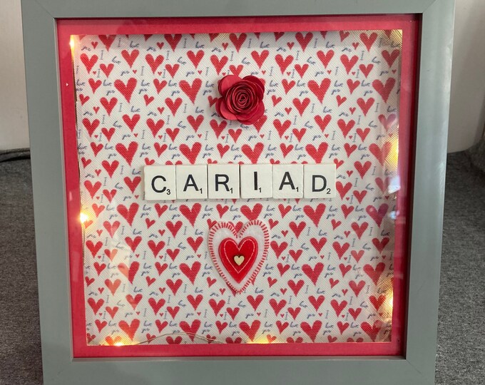 Ffram Cariad wedi ei oleuo. Anrheg unigryw ar gyfer Dydd Santes Dwynwen, neu Penblwydd