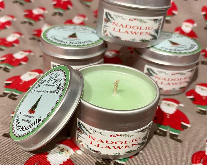 Cannwyll ' Coeden Nadolig' mewn tin wedi eu neud a llaw yma a yn Tŷ Celyn /'Christmas Tree' fragrance handpoured candle in a tin