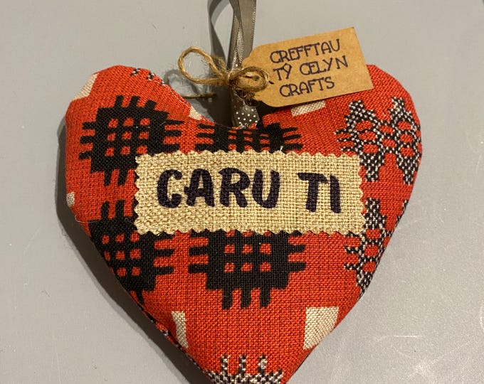 Calon ffabrig brethyn Cymreig i’w hongian efo’r geiriau‘Caru Ti ’ a arogl lafant ffres