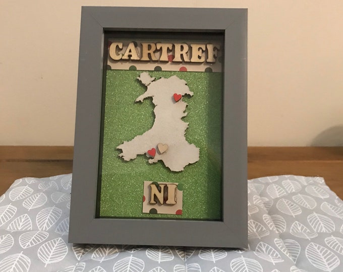 Llun  ‘Cartref Ni’ a map Cymru wedi peintio mewn ffram bocs llwyd / ‘Our home’ Wales picture in a grey box frame