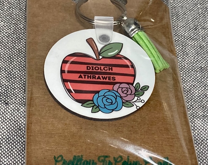 Cadwyn allwedd ‘Diolch’ . Anrheg  athrawes. / Diolch (Thanks) teacher keychain. Ideal teacher gift
