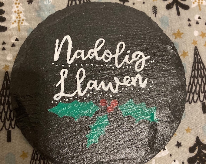 Coasters / mat Llechen Nadolig Llawen . Nadolig Llawen (Merry Christmas) hand decorated slate coaster