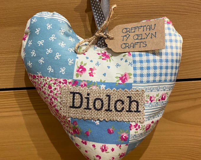 Calon ffabrg i’w hongian efo’r gair  ‘Diolch’ a arogl lafant ffres