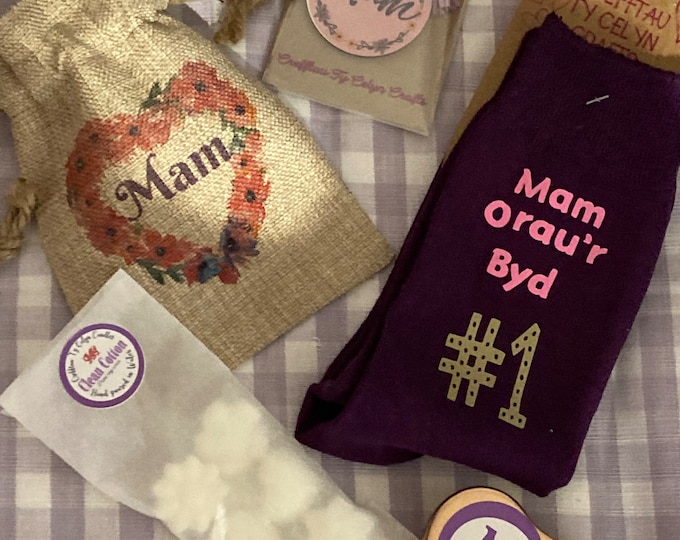 Bag bach Mam/ Nain / Mamgu a dewis o Anrheg ynddo / Mother’s Day gift bag including choice of gift