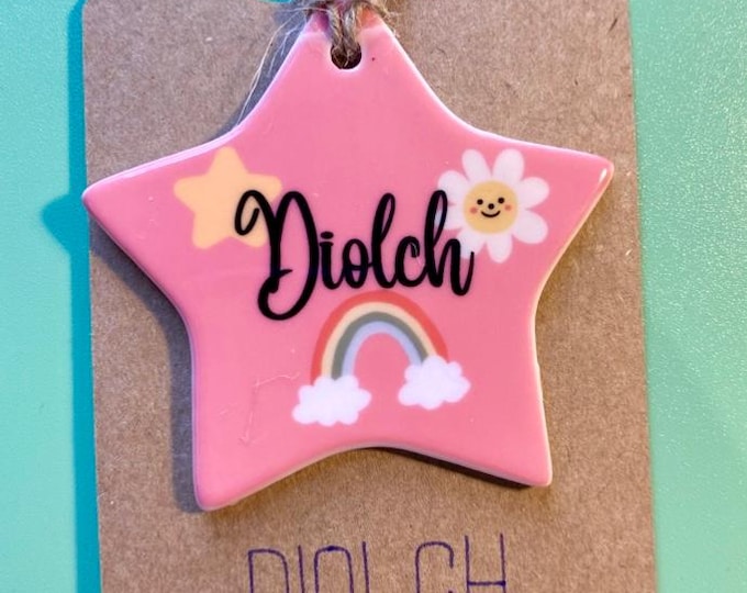 Calon/Cylch'Seren seramig i’w hongian, efo dyluniad ‘Diolch’ neu ‘Diolch athrawes ‘. Welsh thank you ceramic gift.