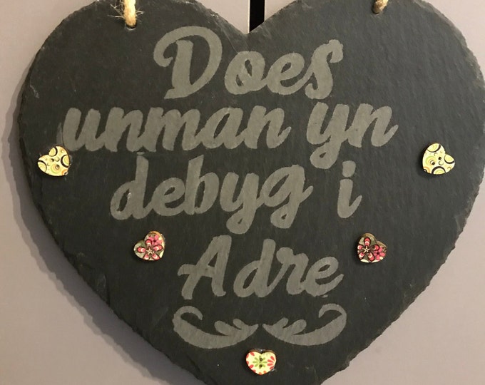 Llechen hongian ‘Does unman yn debyg i adre’ / Welsh home hanging slate. Ideal Welsh gift