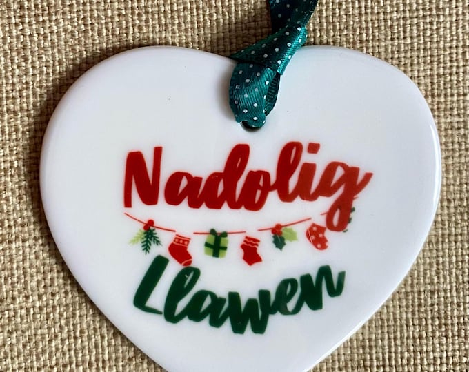 Calon seramig "Nadolig Llawen " a gellir personoleiddio ceramic  heart Christmas tree decoration