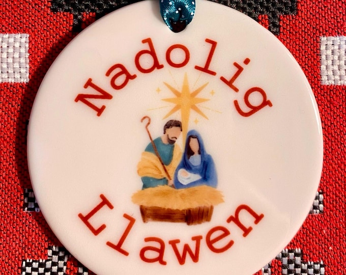 Addurn seramig i’w hongian ar goedenNadolig efo dyluniad ‘Nadolig Llawen’ ceramic hanging tree decoration