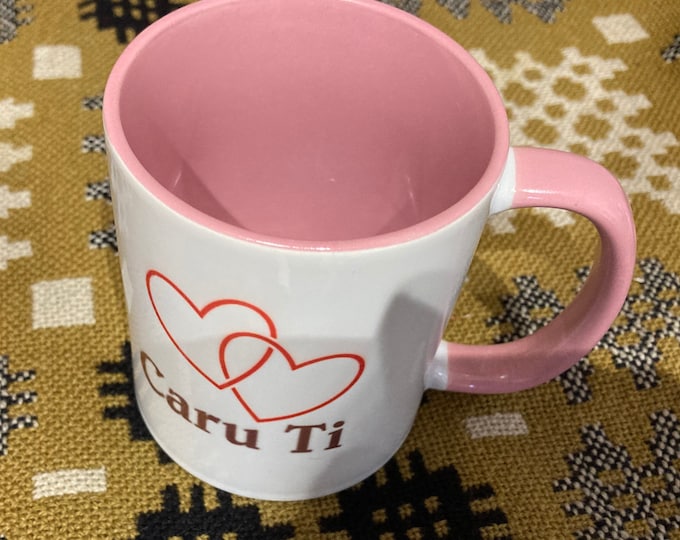 Mug ‘Caru Ti’; ar gyfer Dydd Santes Dwynwen neu San Ffolant - gellir personaleiddio