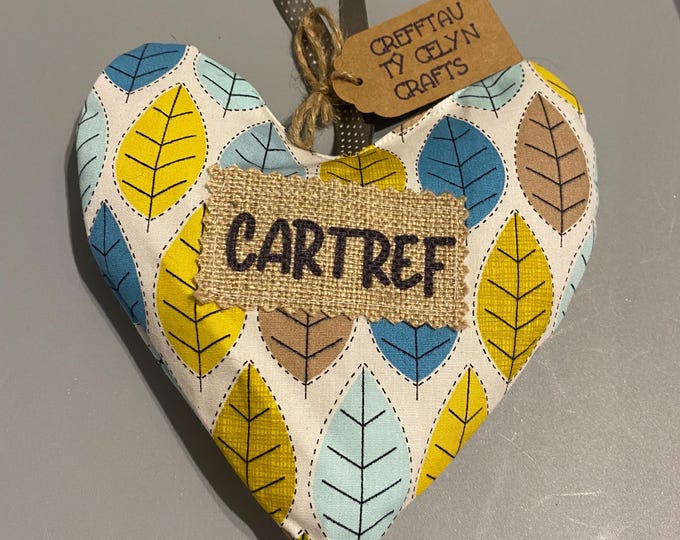 Calon ffabrig b i’w hongian efo’r gair ‘Cartref ’ a arogl lafant ffres