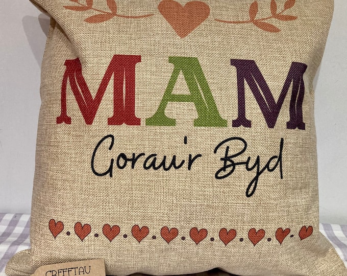 Clustog Mam orau’r  byd/ Mamgu/Nain gorau’r byd Welsh cushion (With the Welsh wording for best Mum in the world)