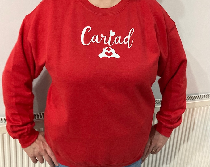 Crys Chwys coch ‘Cariad ‘ / ‘Cariad’ sweater. Hwdi Cariad hoodie. Anrheg Santes Dwynwen / Valentines gift