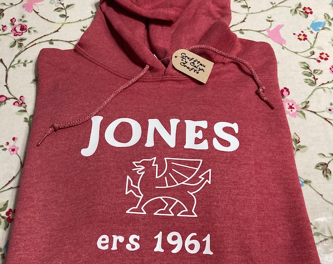 Hwdi Jones - Jones hoodie . Gellir ei bersonaleiddio efo blwyddyn geni/ Can be personalised or include year of birth. Various sizes
