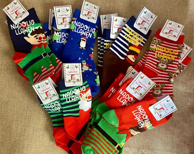Personalised kids Christmas socks. Sannau Nadolig Llawen i blant (gwahanol dyluniad ai a meintiau) Gellir personoleiddio