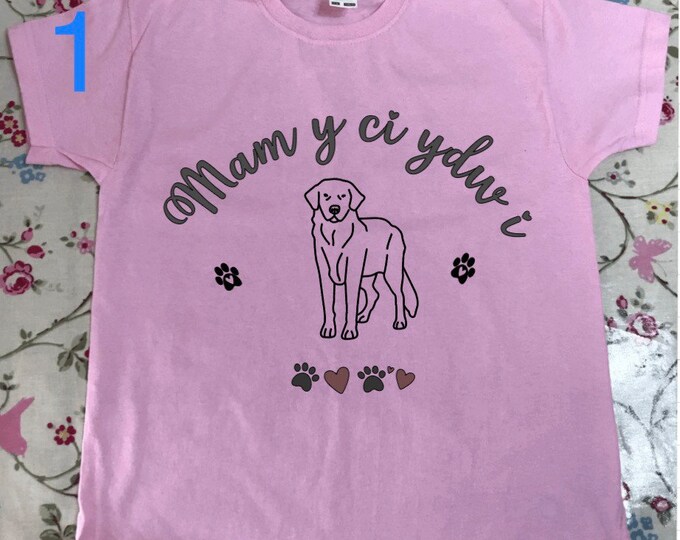 Crys T ‘Mam y ci Ydw i’ a llun ci o’ch dewis/ Mam dog T-shirt