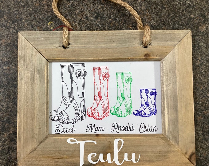 Ffram pren Teulu a print wedi personaleiddio/ Teulu (or Family) rustic hanging wooden frame & personalised family ‘wellies’ print