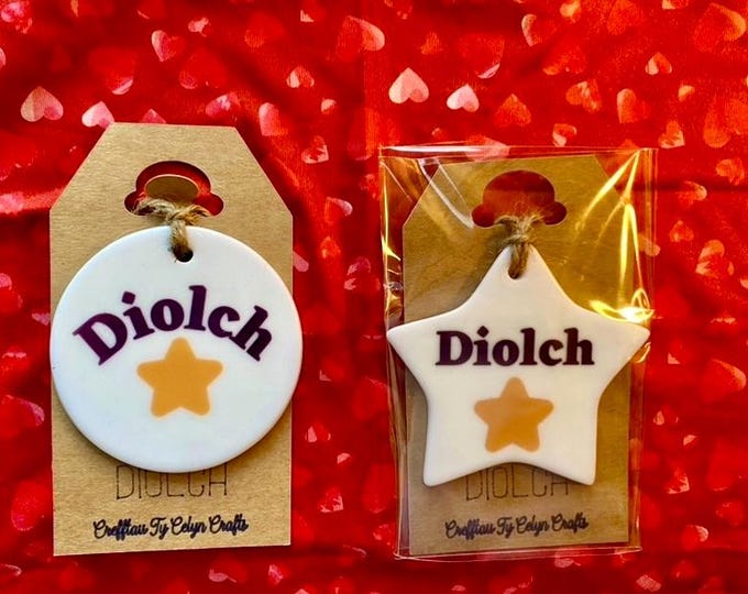 Calon/Cylch'Seren seramig i’w hongian, efo dyluniad ‘Diolch’ neu ‘Diolch athrawes ‘. Welsh thank you ceramic gift.