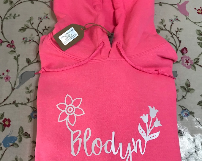 Hwdi Pinc  ‘Blodyn’ meintiau S M L XL / Ladies ‘Blodyn’ (flower) Hoodie. Hwdi Cymraeg
