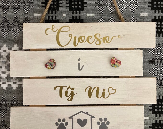Plac pren i’w hongian “Croeso i ty ni”
