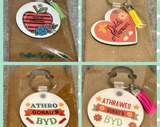 Cadwyn allwedd ‘Diolch’ . Anrheg i athro/ athrawes. / Diolch (Thanks) keychain. Ideal teacher gift
