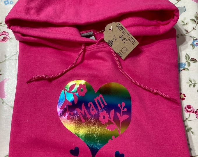 Hwdi Mam efo Calon holograffig/ Mam hoodie with holographic heart.