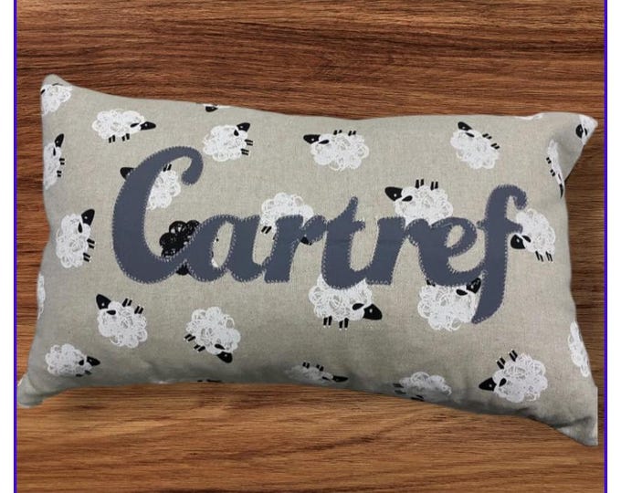 Clustog hirsgwar Cartref defaid / Rectangle sheep cushion with word Cartref