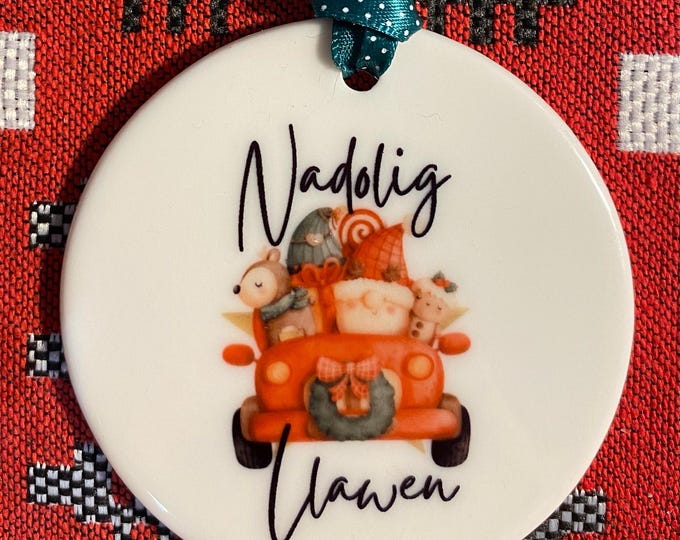 Addurn seramig i’w hongian ar goedenNadolig efo dyluniad ‘Nadolig Llawen’ ceramic hanging tree decoration