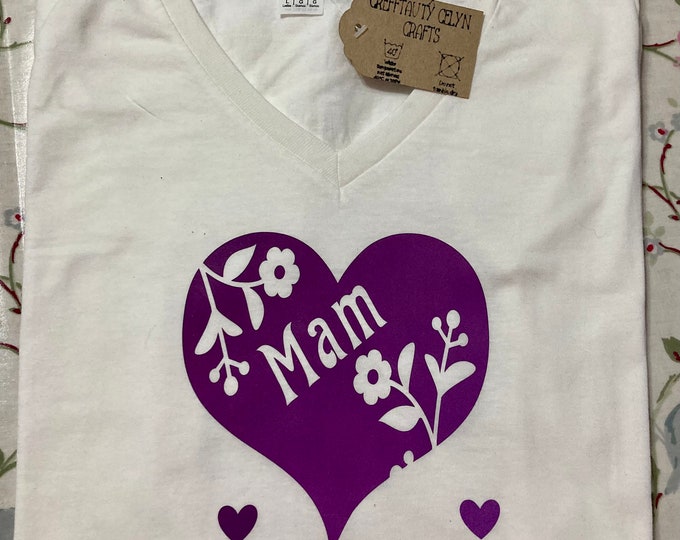 Crys T gwyn Mam. Mam white T shirt with Purple Heart