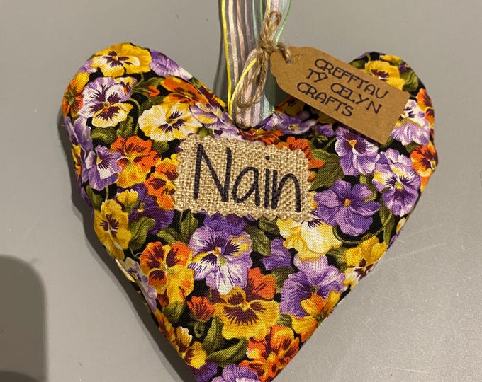 Calon ffabrg i’w hongian efo’r gair  ‘Nain’ a arogl lafant ffres