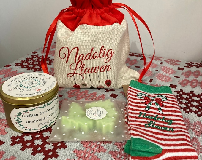 Set anrhegion Nadolig - mewn bag Nadolig Llawen / Nadolig Llawen gift set including handmade candle & wax mets , socks