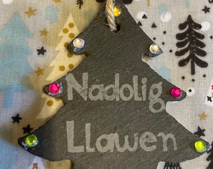 Addurn Llechen Nadolig Llawen i’w hongian/ Christmas slate hanging decoration- tree or star . Coeden neu Seren