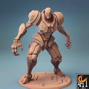 以下が含まれることがあります： 詳細で関節のあるデザインで3Dプリントされたヒューマノイドロボットのミニチュア。ロボットは腕を上げて拳を握った防御姿勢をとっています。ミニチュアは薄い茶色で印刷されており、塗装の準備ができています。