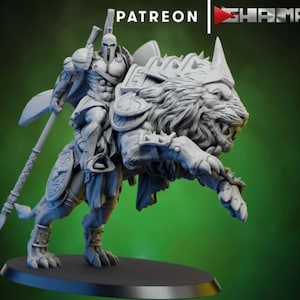 Peut inclure: Une miniature grise et détaillée d'un guerrier monté sur un lion. Le guerrier porte une armure et tient une lance. Le lion porte une armure et a une crinière. La miniature est sur une base ronde.