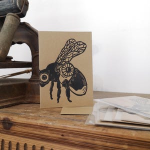 Carte abeille illustration linogravure